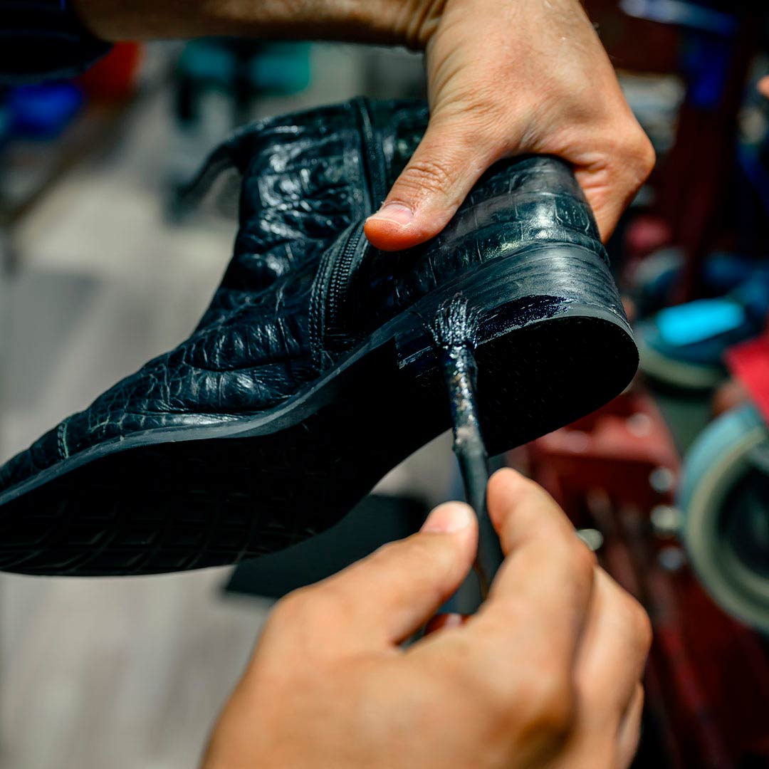 Skomager i Glotrup farver hælen på sko i forbindelse med sko reparation